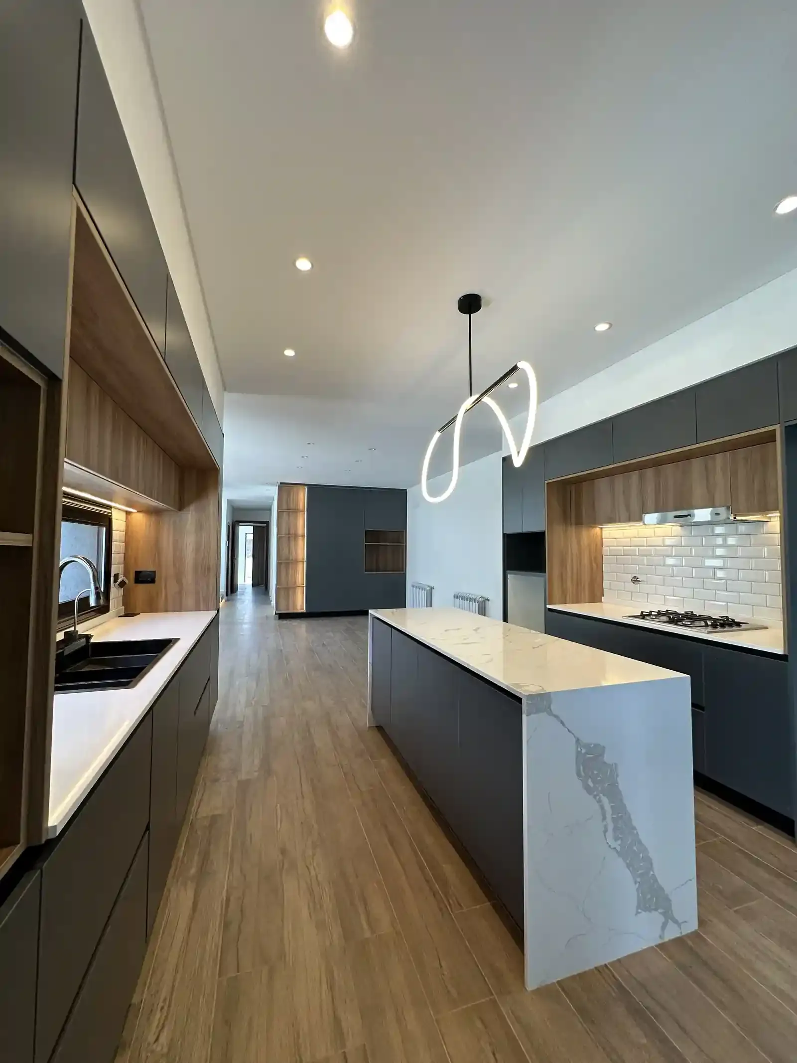 Casa Adrogué, cocina integrada abierta a la galería