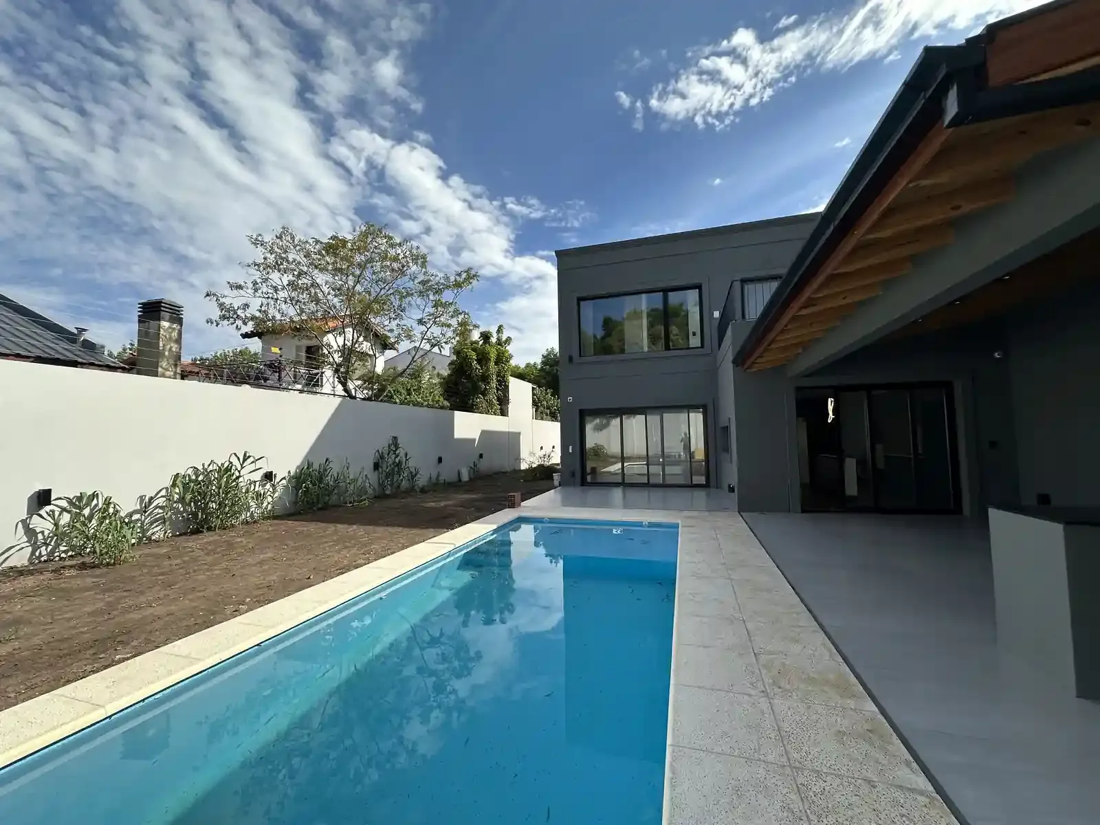 Casa Adrogué, contrafachada con pileta