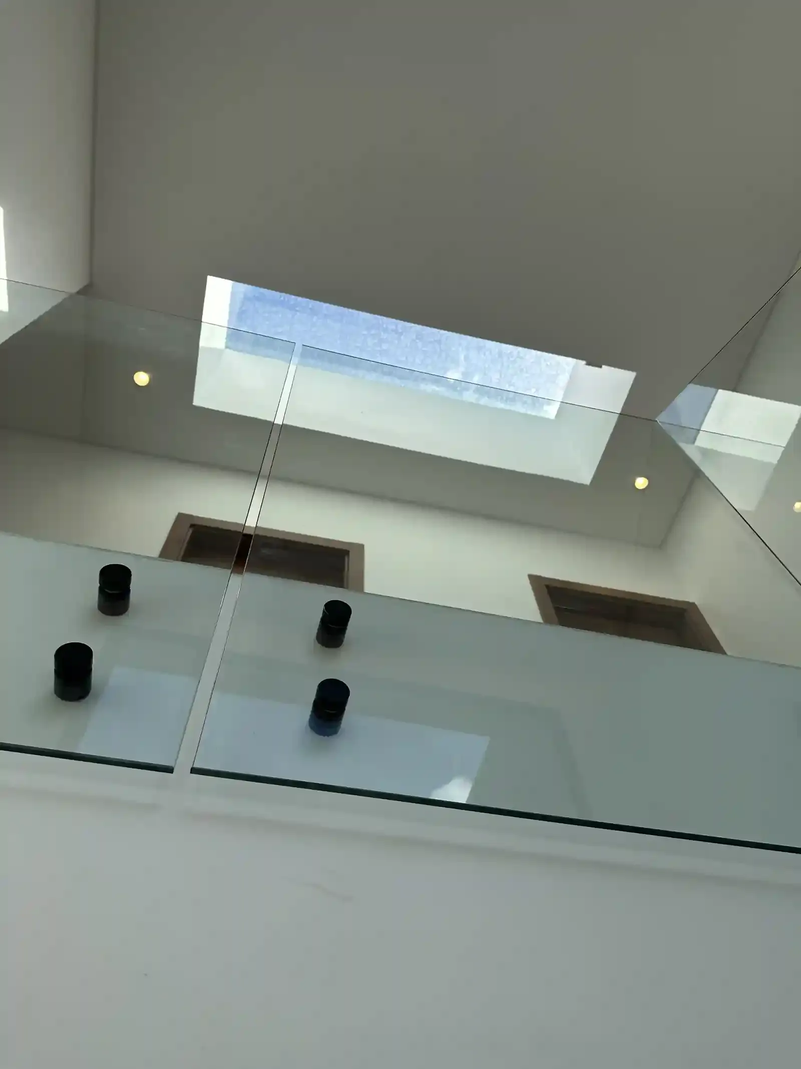 Iluminación cenital sobre el vacío de la escalera de Casa Adrogué