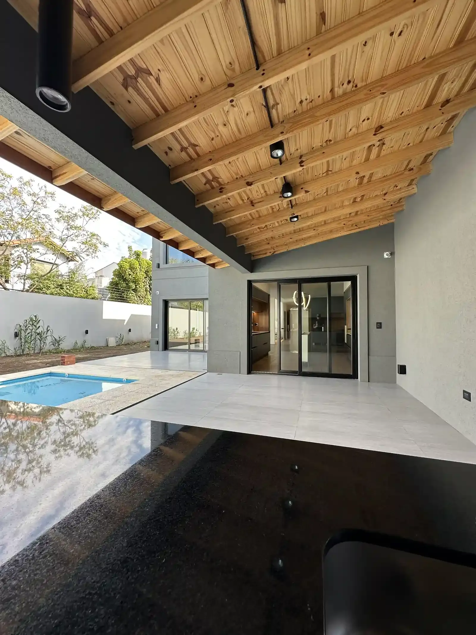 Casa Adrogué, galería con techo de madera a la vista