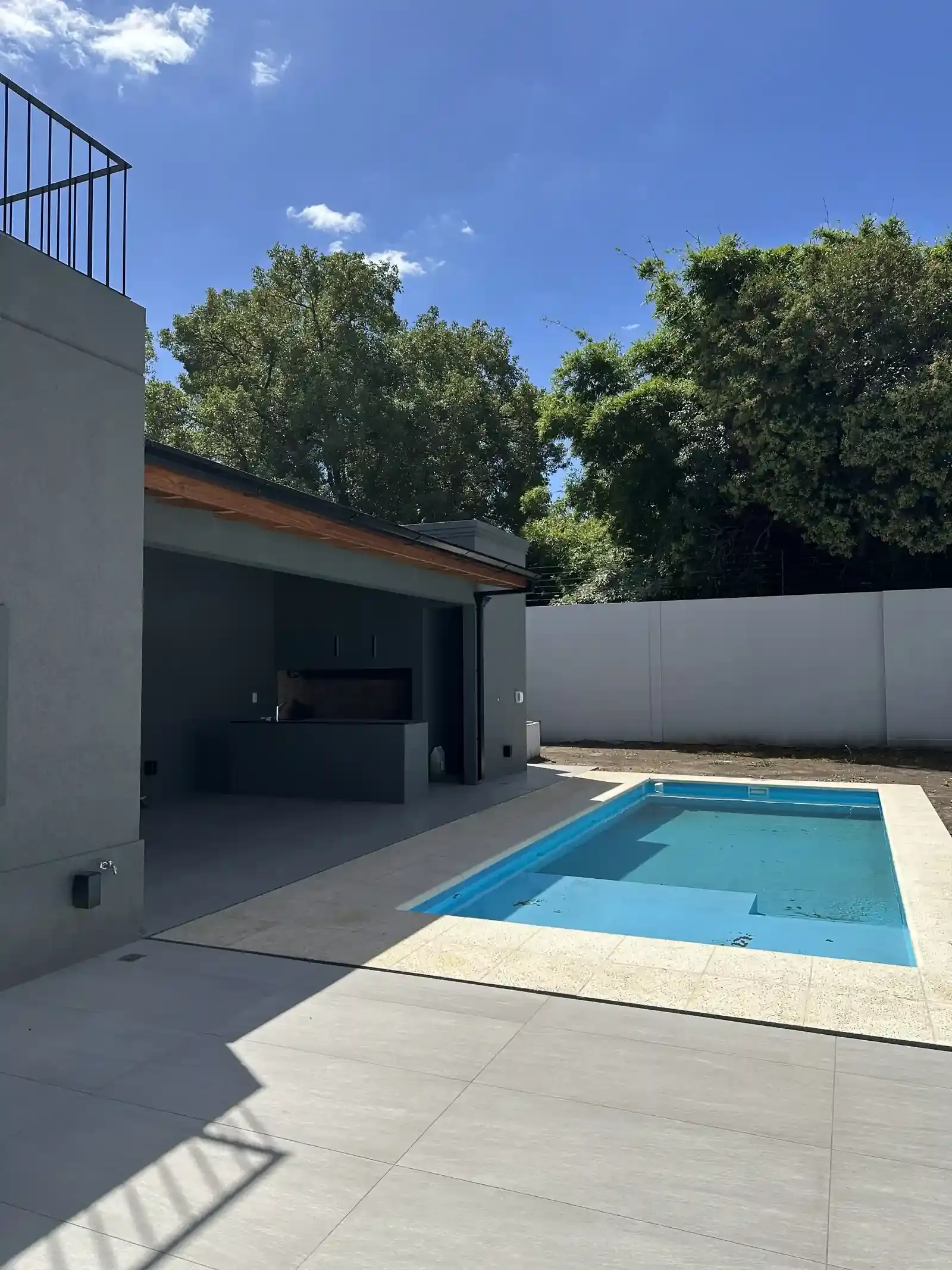 Casa Adrogué, la parrilla bajo la galería y el parque