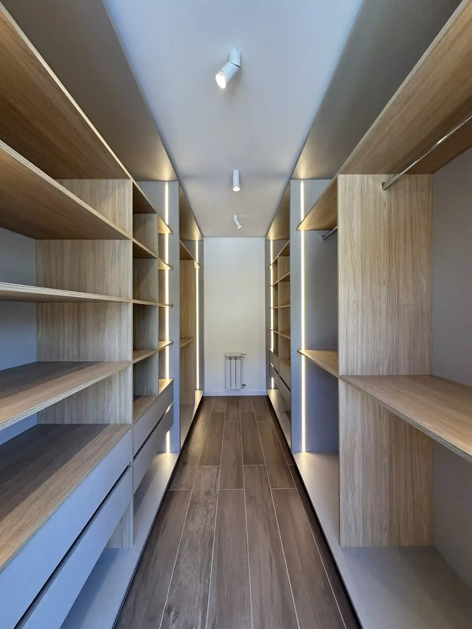 Casa Adrogué, vestidor de la suite principal