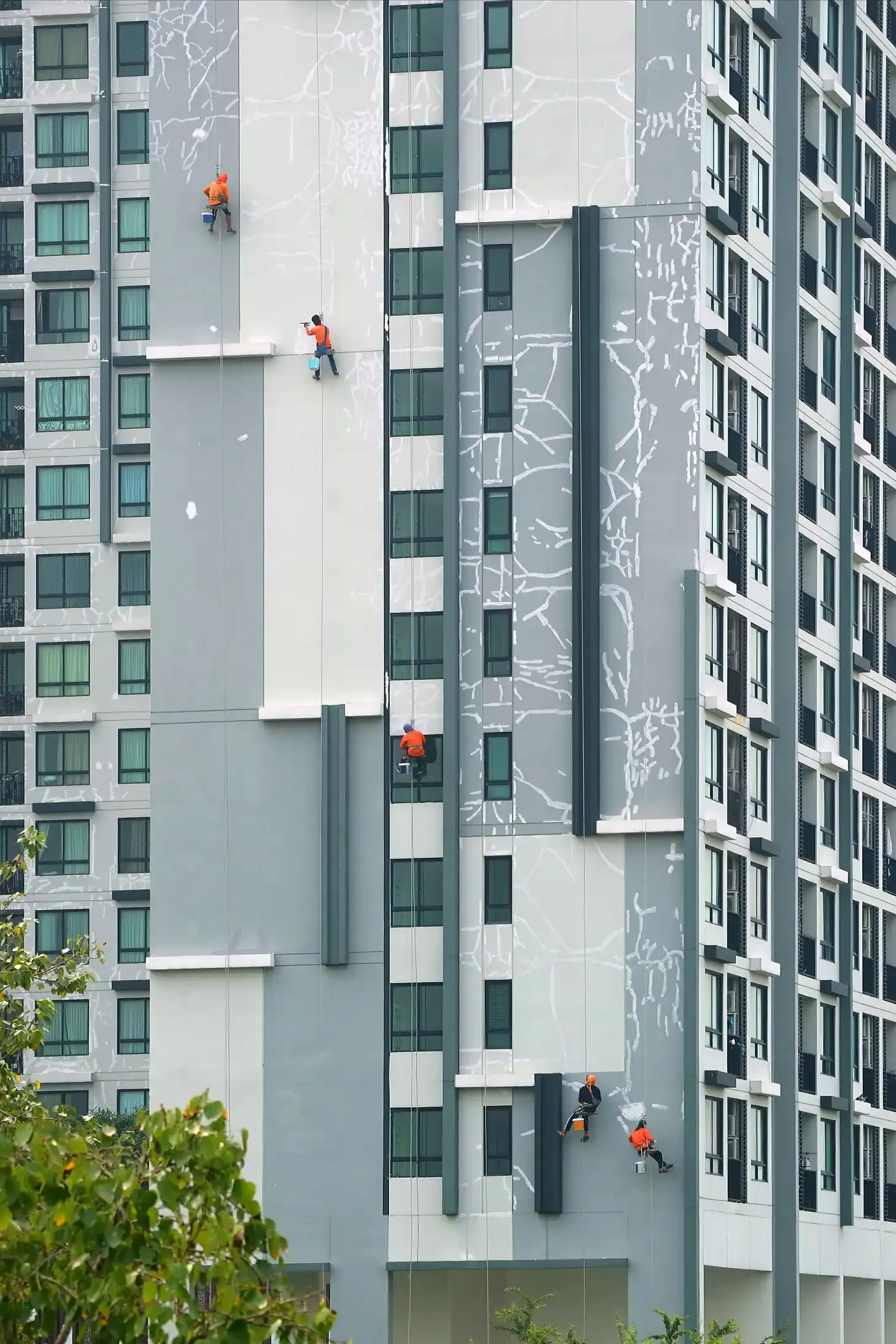 Equipo de pintores profesionales trabajando en fachada de edificio