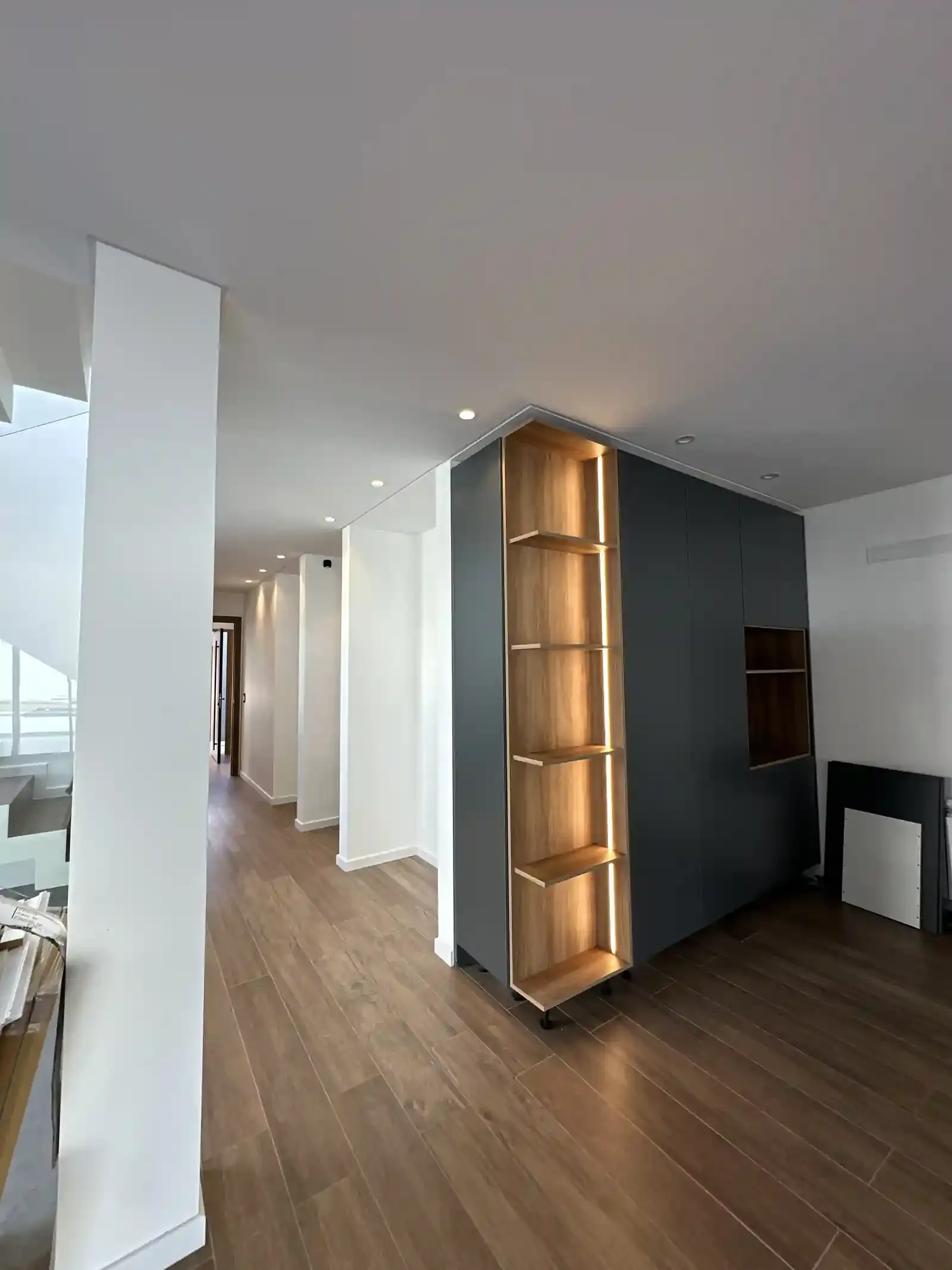 Carpintería de madera retroiluminada integrada a la arquitectura, Casa Adrogué