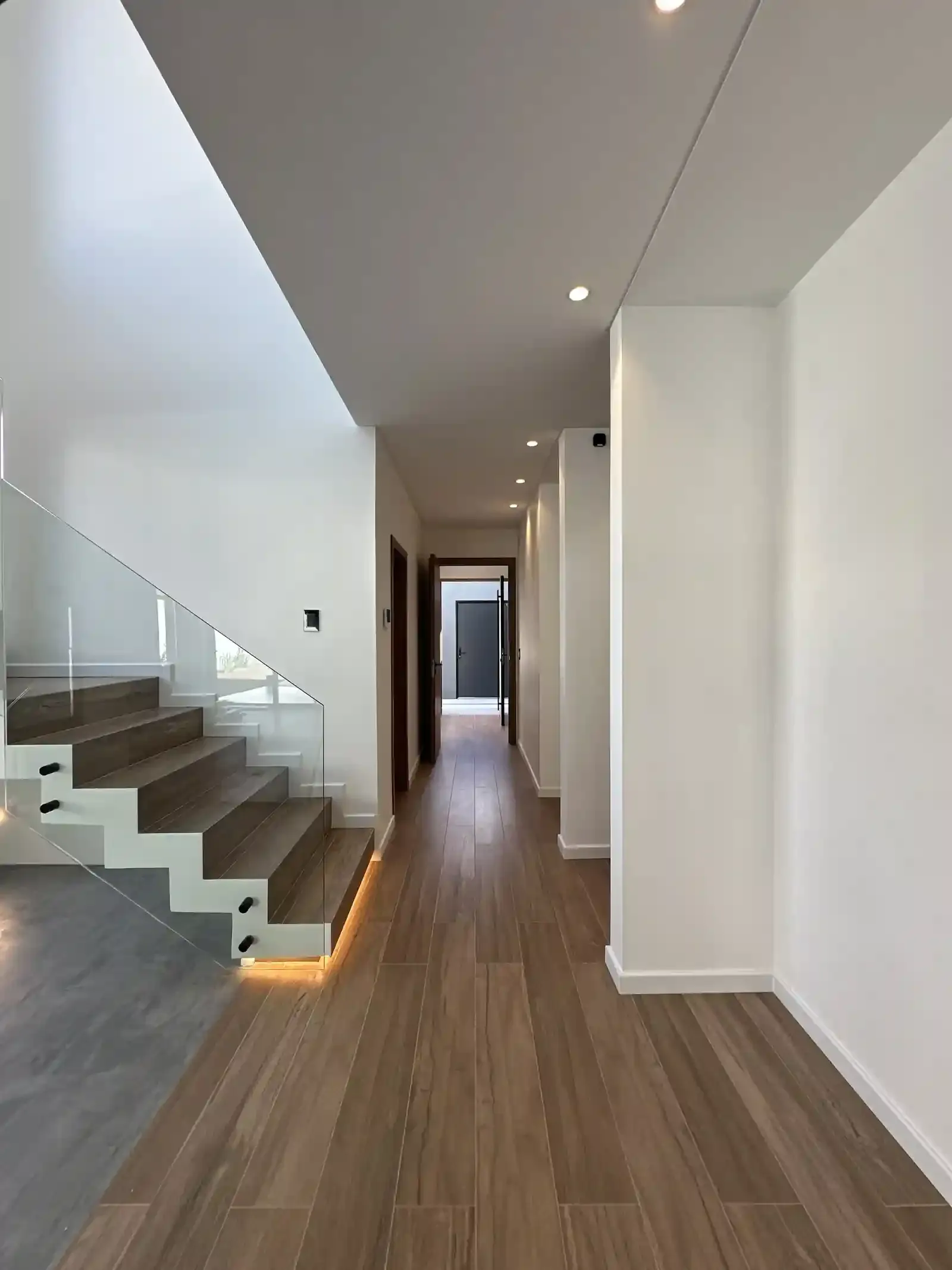 Circulación de planta baja de Casa Adrogué hacia la escalera