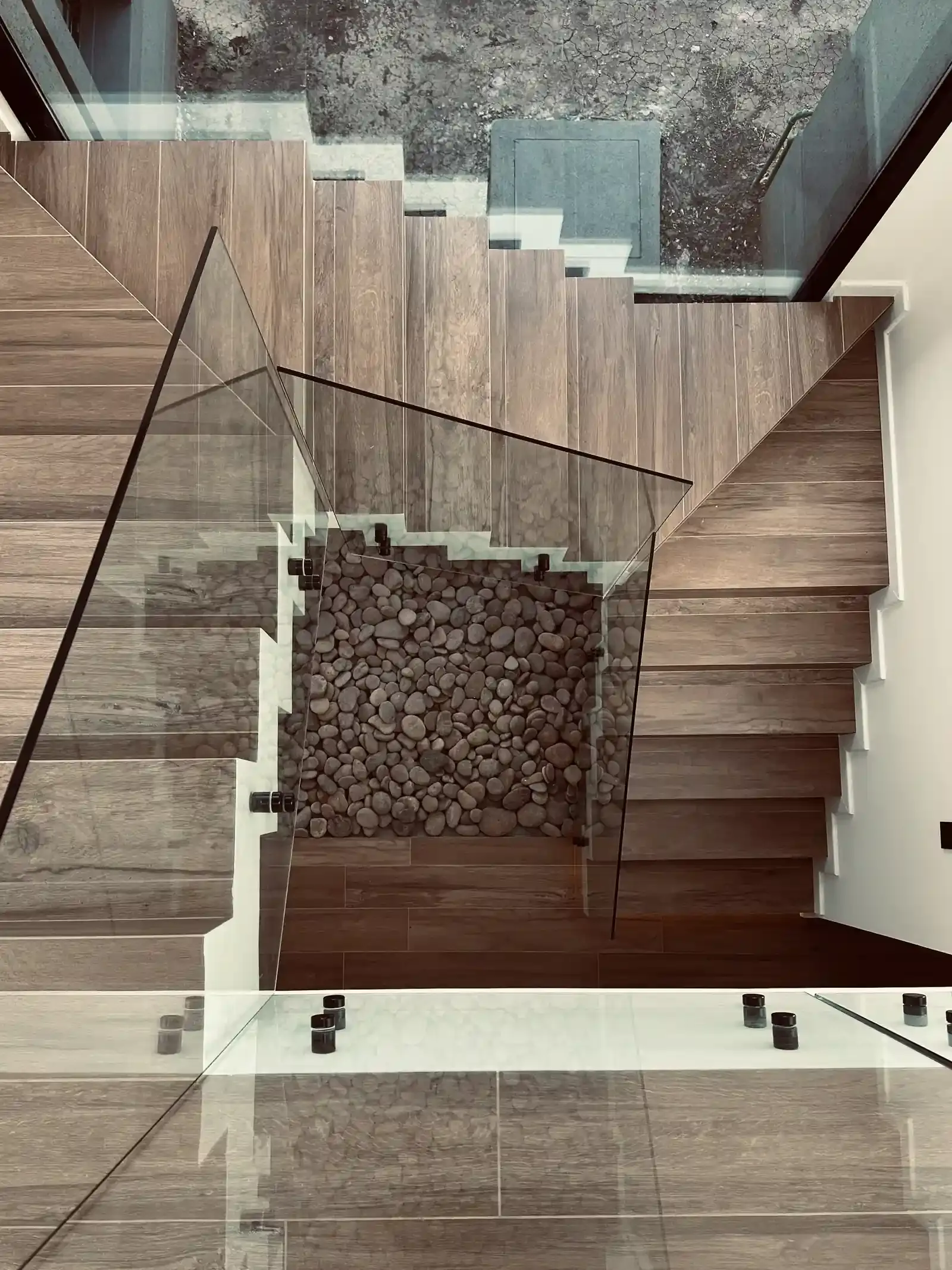 La escalera de Casa Adrogué vista desde la planta alta