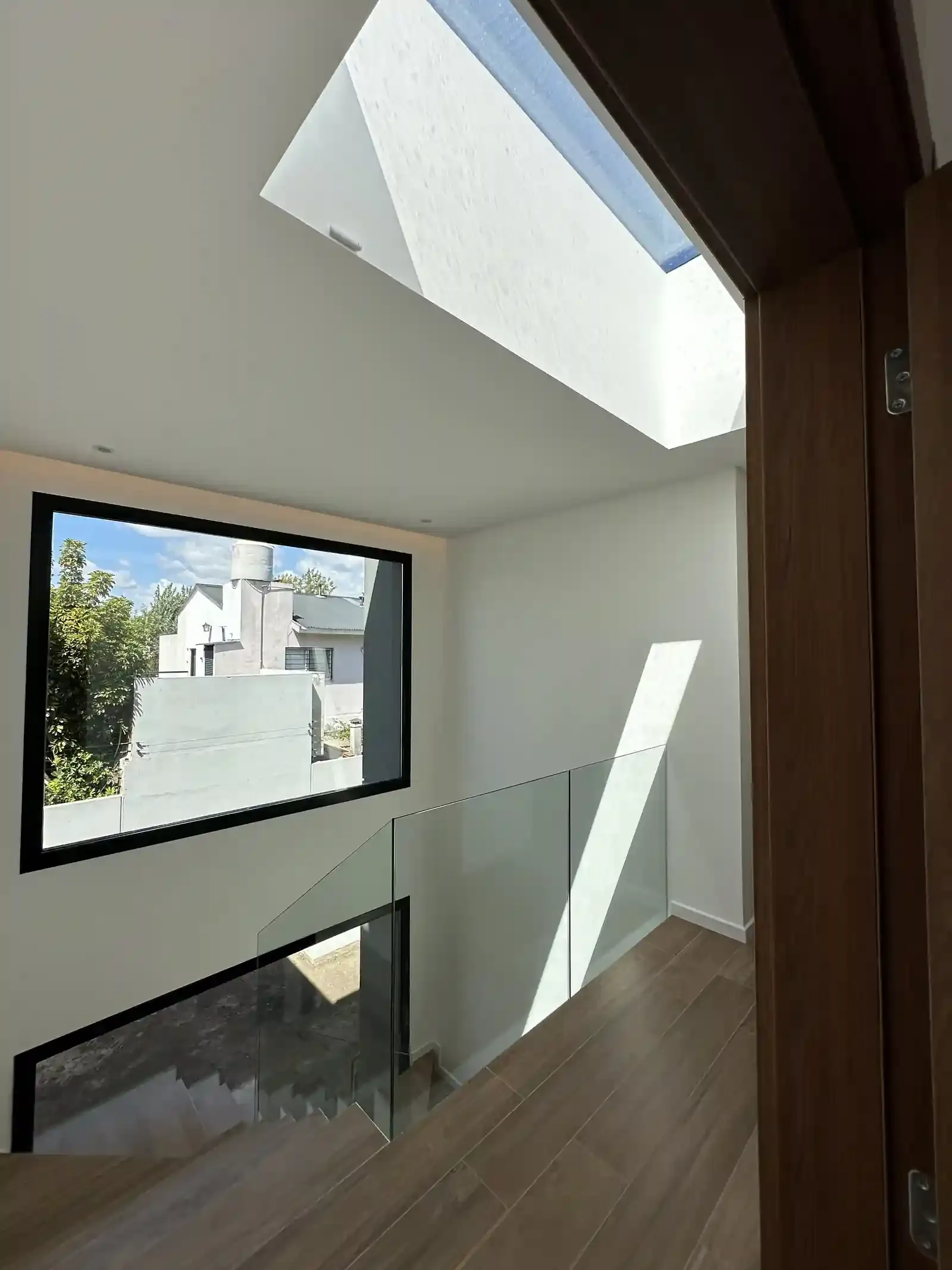 Palier de planta alta de Casa Adrogué con lucarna y ventana