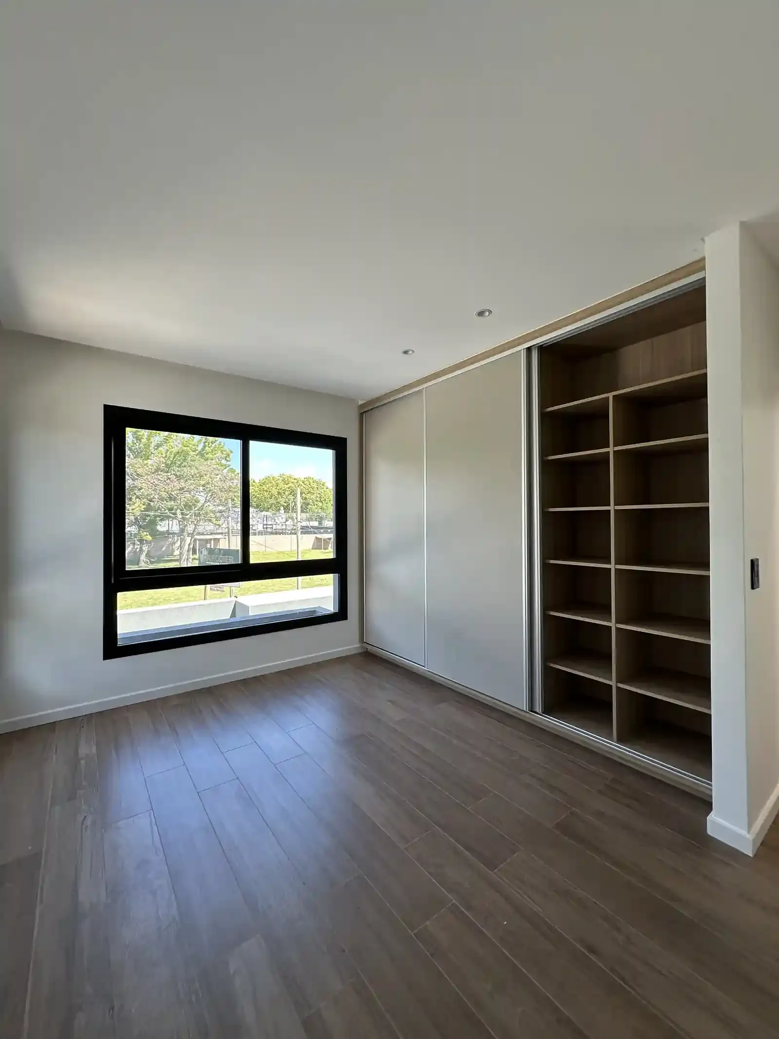 Dormitorio de Casa Adrogué con placard completo de interiores equipados