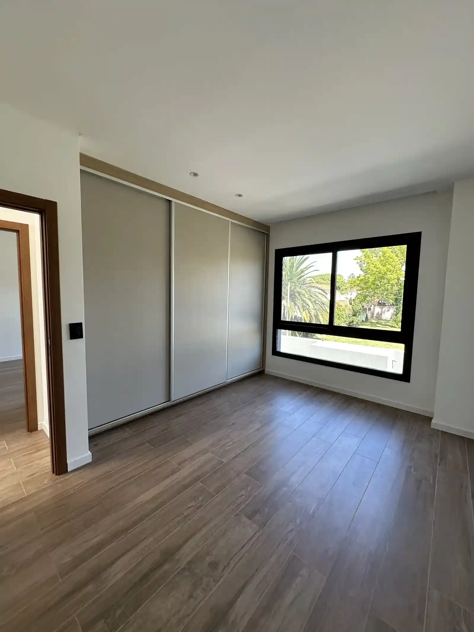 Segundo dormitorio de Casa Adrogué con placard y vista a la arboleda