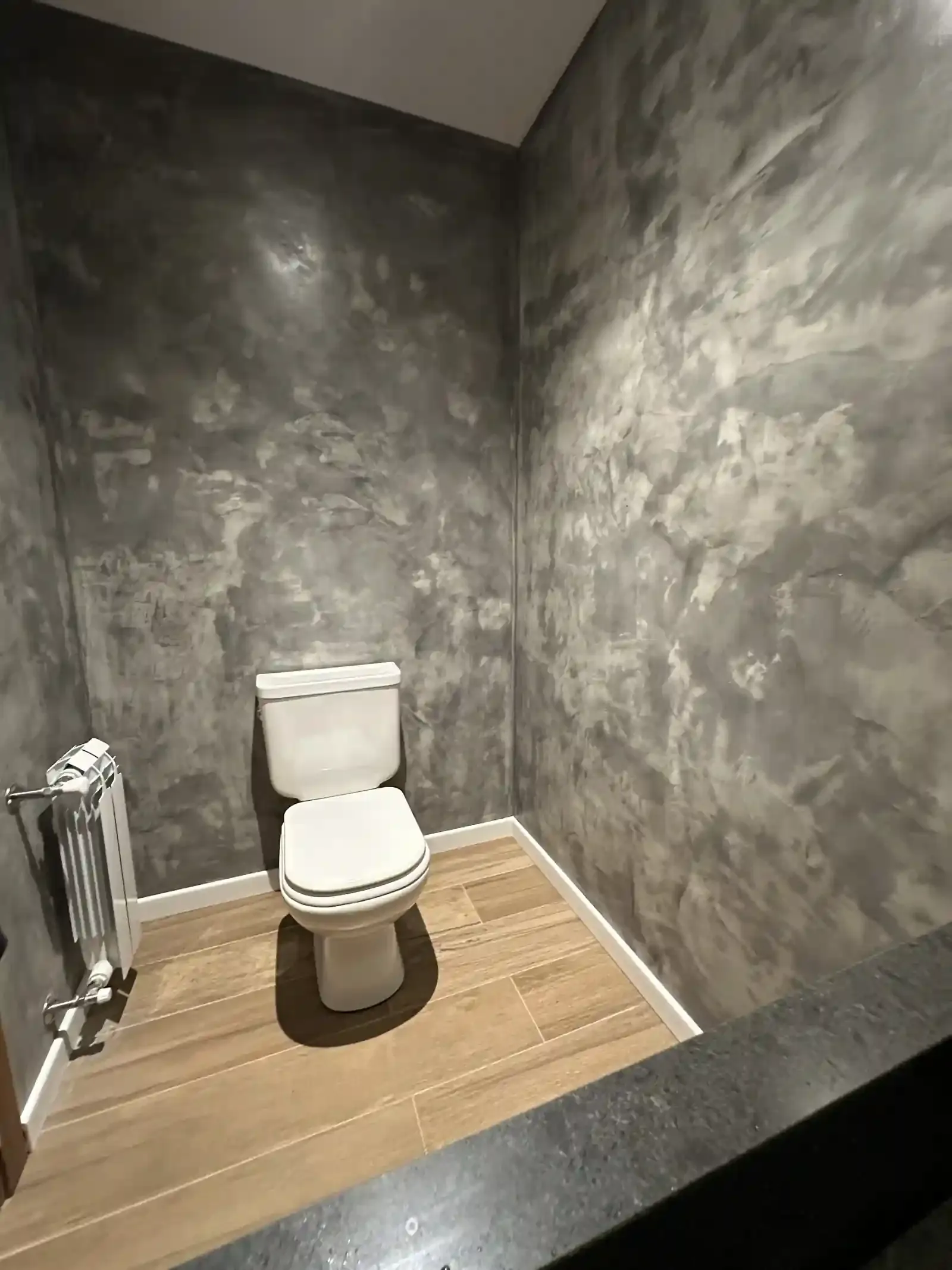 Otra visual del toilette en microcemento de Casa Adrogué