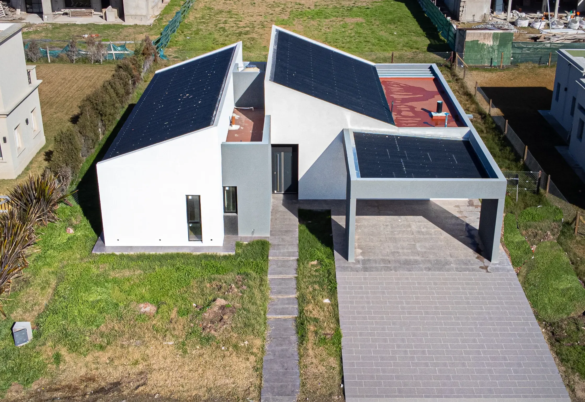 Vista aérea de RBQ 80 terminada, con paneles solares en cubierta